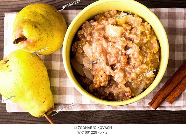 Oatmeal with pears slices