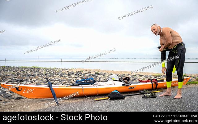 27 June 2022, Lower Saxony, Greetsiel: Frank Feldhus prepares for his swim at the East Frisian Ley Bay. He will swim to seven islands and back in seven days