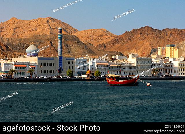 Blick über die Bucht auf den Stadtteil Muttrah in Maskat, Sultanat Oman / View acros the bay at the Muttrah district in Muscat, Sultanate of Oman