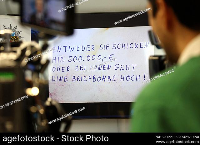 21 December 2023, Bavaria, Kempten: During a press conference, a projection shows a postcard from a blackmailer with the inscription ""Either you send me ·500