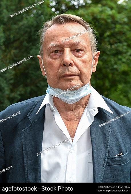 27 July 2020, Berlin: The actor Klaus Gehrke at the urn burial of actor Ernst-Georg Schwill in the churchyard of the Protestant Georgen Parochial Church in...