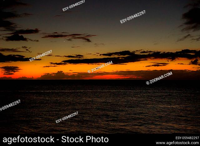 Sonnenuntergang am Strand von Kaanapali Beach auf Maui, Hawaii, USA. Sunset at Kaanapali Beach on Maui, Hawaii, USA