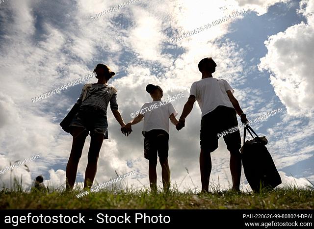 26 June 2022, Lower Saxony, Dangast: A family of three from Lower Saxony arrived at Dangast beach during their day trip. Photo: Mohssen Assanimoghaddam/dpa