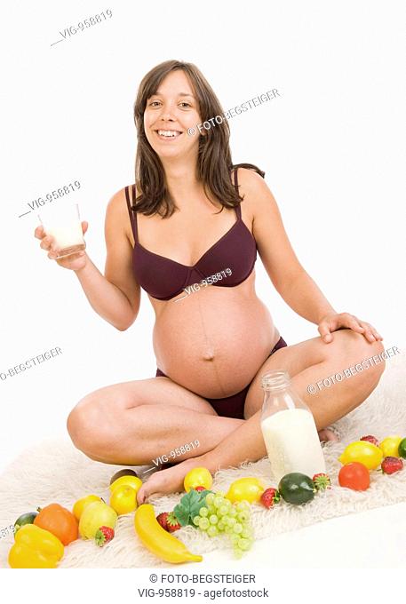 pregnant woman with fruits and milk. - 21/08/2008