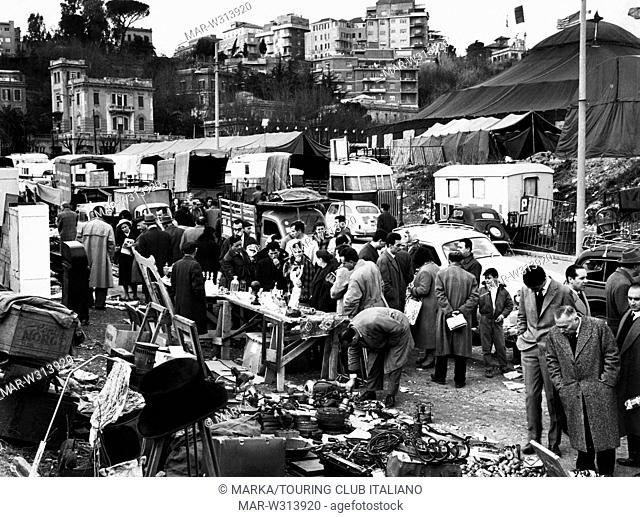 roma, mercatino di rottami e bulloneria meccanica, 1962 // rome, market of scrap and mechanical bolts, 1962