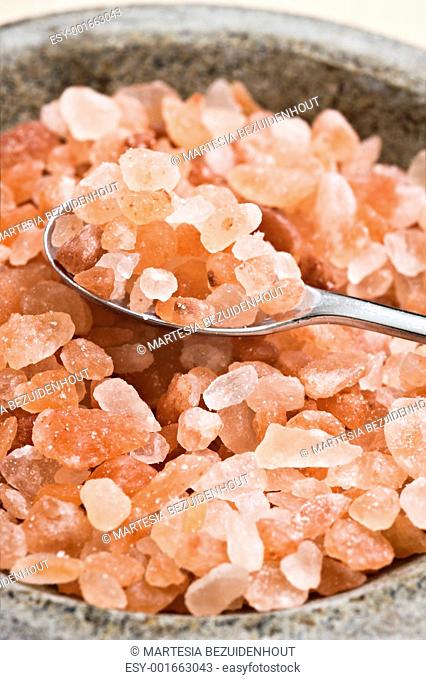 Course pink Himalayan salt in a bowl with spoon