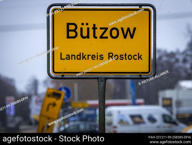 11 December 2023, Mecklenburg-Western Pomerania, Bützow: The sign at the entrance to the small town of Bützow. Following the failed referendum on plans to build...