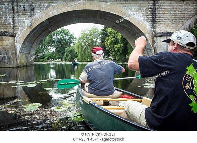 BOAT RIDE ON THE LOIR, AN ACTIVITY OFFERED BY THE BED BREAKFAST LA PLACE SAINT-MARTIN, MARBOUE, EURE-ET-LOIR (28), FRANCE