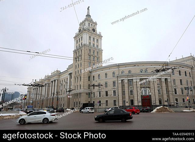 RUSSIA, VORONEZH - 20 de diciembre de 2023: El tráfico de vehículos fluye más allá de las oficinas de RZD South Eastern Railway. Erik Romanenko/TASS
