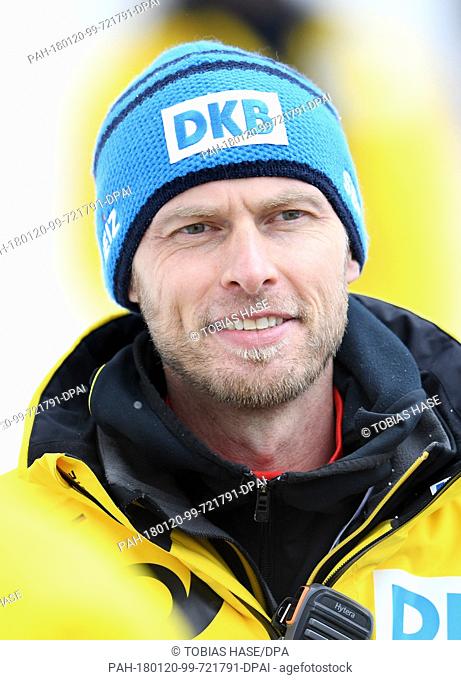 Germany's trainer Rene Spies watches the Bobsleigh World Cup men's doubles in Schoenau/Koenigssee, Germany, 20 January 2018. Photo: Tobias Hase/dpa