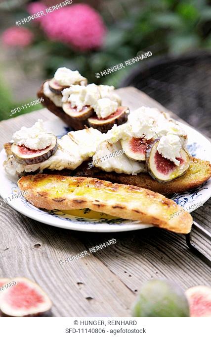 Monk fish on white bread with figs and goat's cheese
