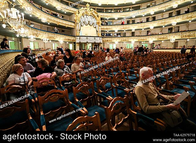 RUSSIA, ST PETERSBURG - 23 de septiembre de 2023: Una vista del auditorio antes del inicio de una producción del ballet Don Quijote basado en la novela de...