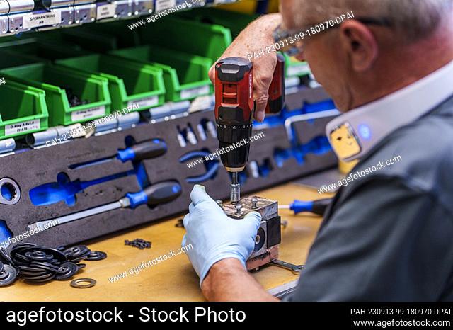 PRODUCTION - 06 September 2023, Hesse, Fulda: A reconditioned valve is reassembled by an employee at the DB Fahrzeuginstandhaltung plant