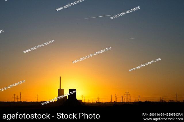 16 January 2020, Lower Saxony, Hohenhameln: The sun rises behind the coal-fired power station Mehrum in the district of Peine