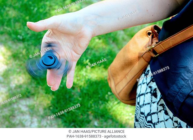 Picture of a Fidget Spinner, taken on 08/06/17 in Bad Homburg (model released) | usage worldwide. - Bad Homburg/Hessen/Germany