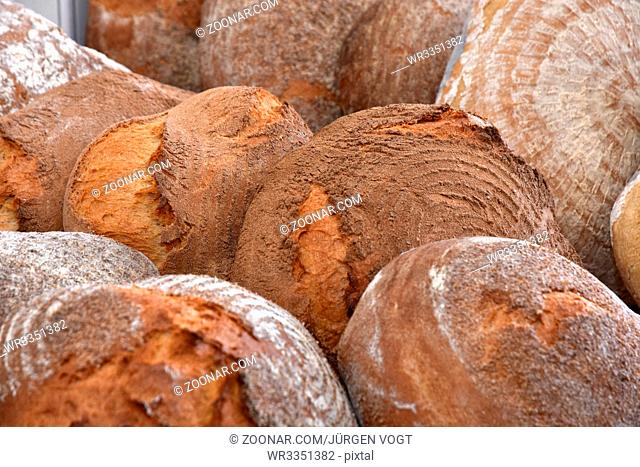 Bauernbrot; Holzofenbrot; Brotlaibe; loaves of bread; farmhouse bread;