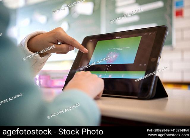28 September 2020, Baden-Wuerttemberg, Leutenbach: Female students take part in German lessons with the help of tablets in the classroom of a 4th class at the...
