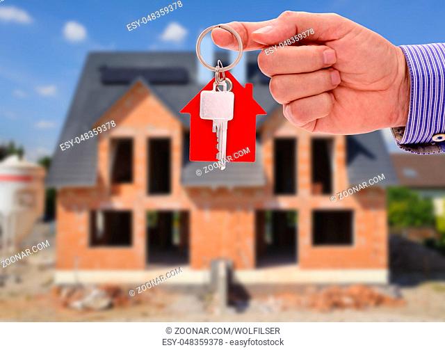 Hausschlüssel als Angbot für neues Eigenheim und Wohnung