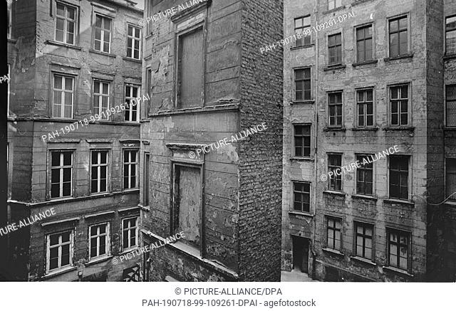 FILED - 01 January 1981, Berlin: Berlin districts / building policy / renovation 1981 Kreuzberg: backyard at the Sorauer Strasse Wrangelstrasse in SO 36