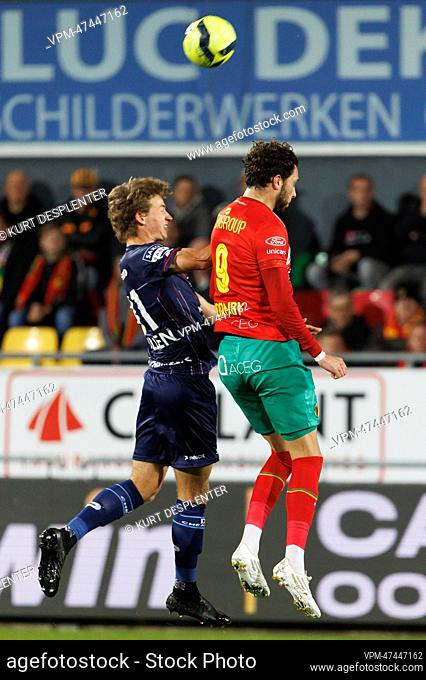 Essevee's Lukas Willen and Oostende's Fraser Hornby fight for the ball during a soccer match between KV Oostende and Zulte Waregem