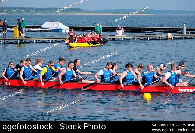06 May 2023, Saxony-Anhalt, Bitterfeld-Wolfen: Participants in a dragon boat race on the Goitzsche. This is the name given to the large Goitzsche Lake