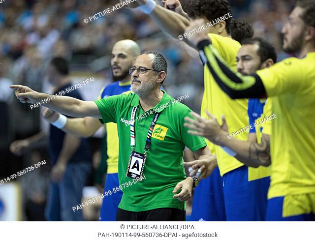 14 January 2019, Berlin: Handball: WM, Serbia - Brazil, preliminary round, group A, 3rd matchday. Brazil's coach Silva Washington (2nd from left) gives...