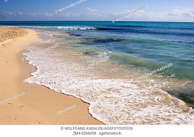 MEXICO, NEAR CANCUN, PLAYA DEL CARMAN, SURF ON WHITE SAND BEACH