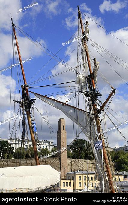Sailing ship La Recouvrance, replica of a historic Aviso in the Port de Commerce, aft American Monument, World War I Naval Monument, Brest