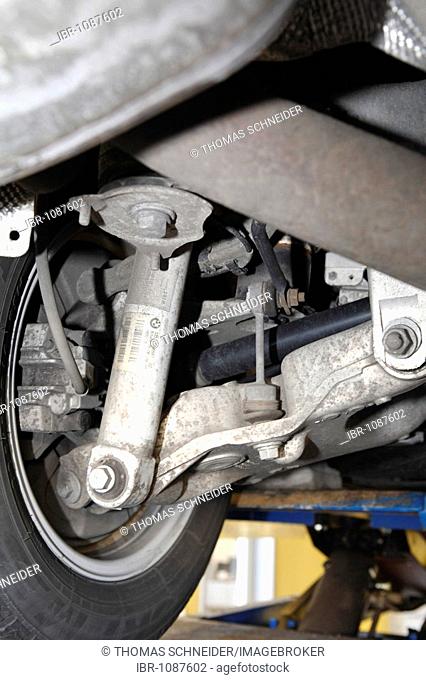 Car wheel suspension, shock absorber