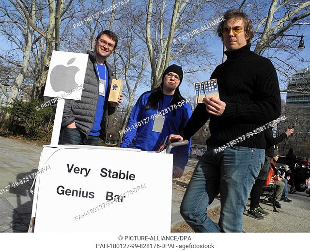 The team ""Genius Bar"" is dressed as employees of the company ""Apple"" during the ""Idiotarod"", a leisure race in allusion to the dog sledge race...