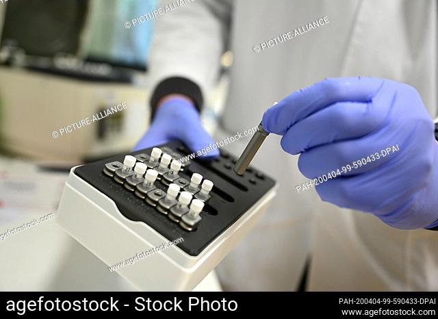 06 March 2020, Baden-Wuerttemberg, Singen Am Hohentwiel: An employee of Labor Dr. Blessing fills a box with sample tubes for virus diagnostics (PCR