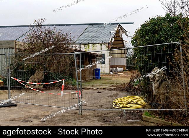 19 January 2022, North Rhine-Westphalia, Erftsadt: A hall that was partially destroyed in the 2021 flood disaster is located near the gravel pit in the Blessem...