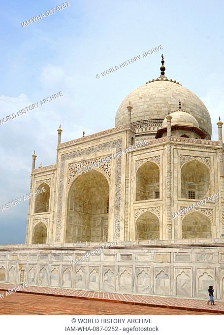 View of a mosque within the grounds of the Taj Mahal, an ivory-white marble mausoleum built as a tomb for Mumtaz Mahal, a Mughal Empress and chief consort of...