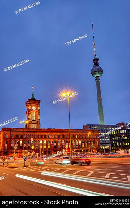 Das Rathaus und der berühmte Fernsehturm in Berlin bei Nacht mit Autoverkehr