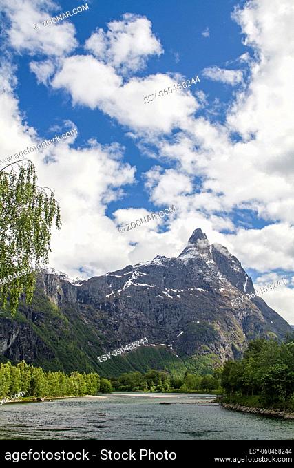 Das mächtige Romsdalshorn mit seiner kühnen Silhouette ldominiert mit den gegenüberliegenden Trolllmauer das landschaftlich reizvolle Raumatal in Norwegen