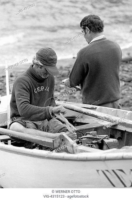 SPANIEN, PUERTO DE LA CRUZ, 15.04.1981, Eighties, black and white photo, economy, fishing port, fisherman sitting in a boat repairs a fishing net