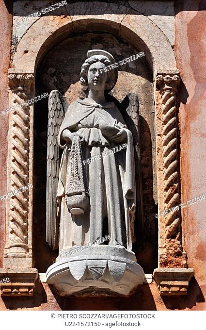 Venezia (Italy): statue in Campiello de la Chiesa