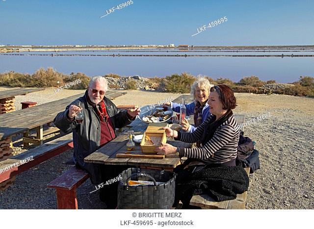 Eating oysters at La Combuse du saunier, Salin de l' île St-Martin, Gruissan, Dept. Aude, Languedoc-Roussillon, France, Europe
