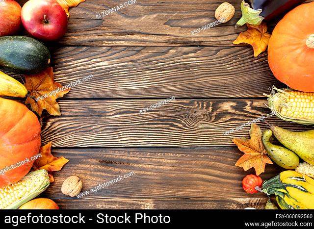 autumnal frame wooden table with copy space (1)
