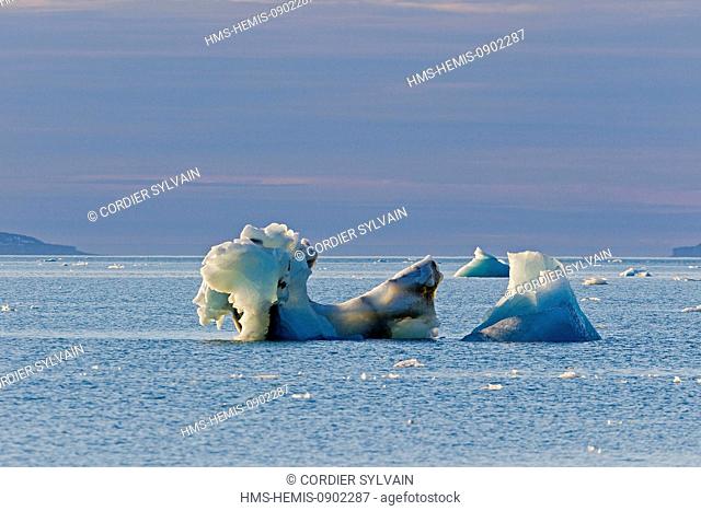 Norway, Svalbard, Nordaustlandet, iceberg