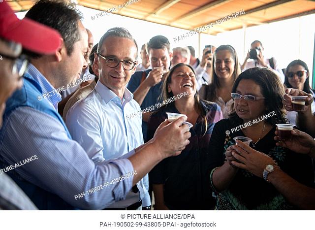 01 May 2019, Colombia, Icononzo: Heiko Maas (middle l, SPD), Foreign Minister of the Federal Republic of Germany, visits a brewery in the reintegration camp...