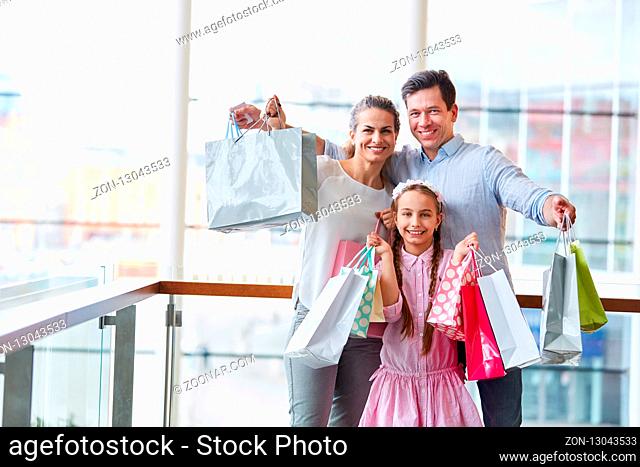 Familie und Kind mit vielen Einkaufstüten als Symbol für Konsum und Kaufkraft