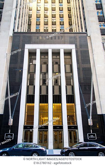 USA, IL, Chicago. Exterior view of the entrance to the Bank of America building (formerly the Field Building), an art deco skyscraper in the Loop District