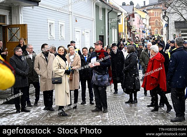 NORRTÄLJE 20220329 Kronprinsessan Victoria och guiden Michael Blum (i keps) under en stadsvandring i Norrtälje. Kronprinsessan deltar på tisdagen i Norrtälje...