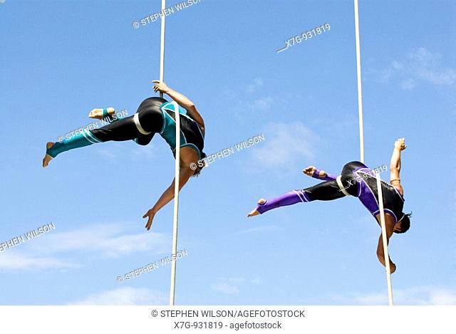 World Buskers Festival 2008 - acrobatic troupe Fuse