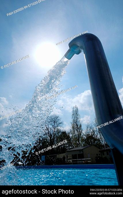 27 April 2023, Saxony, Leipzig: A so-called gargoyle bubbles in the Kleinzschocher summer pool. Leipzig's outdoor pools open on April 13, 2023