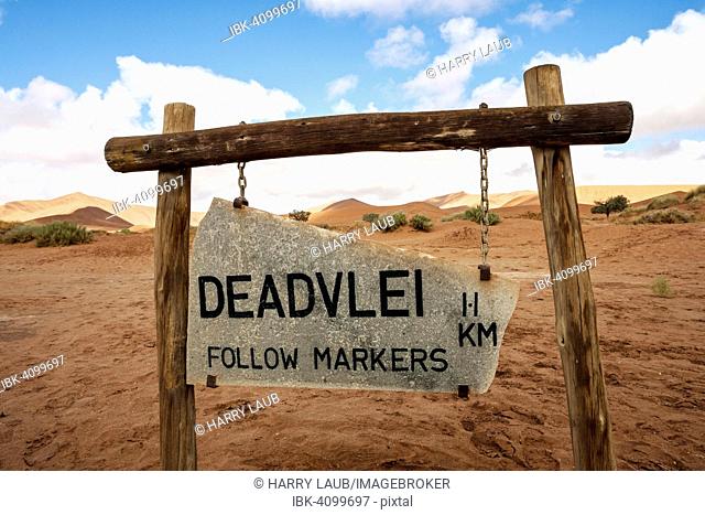 Guidepost to Dead Vlei, sand dunes, Dead Vlei, Sossusv lei, Namib Desert, Namib-Naukluft National Park, Namibia