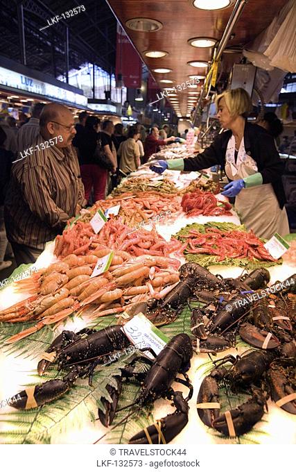 Spain, Barcelona, Market hall Mercat de la Boqueria, fresh fish, seefood, saleswoman