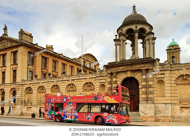 UK Oxford Tourist Bus At Queens College