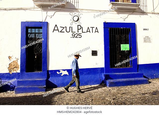 Mexico, Guerrero state, Taxco, a man passing in front of a store selling silver